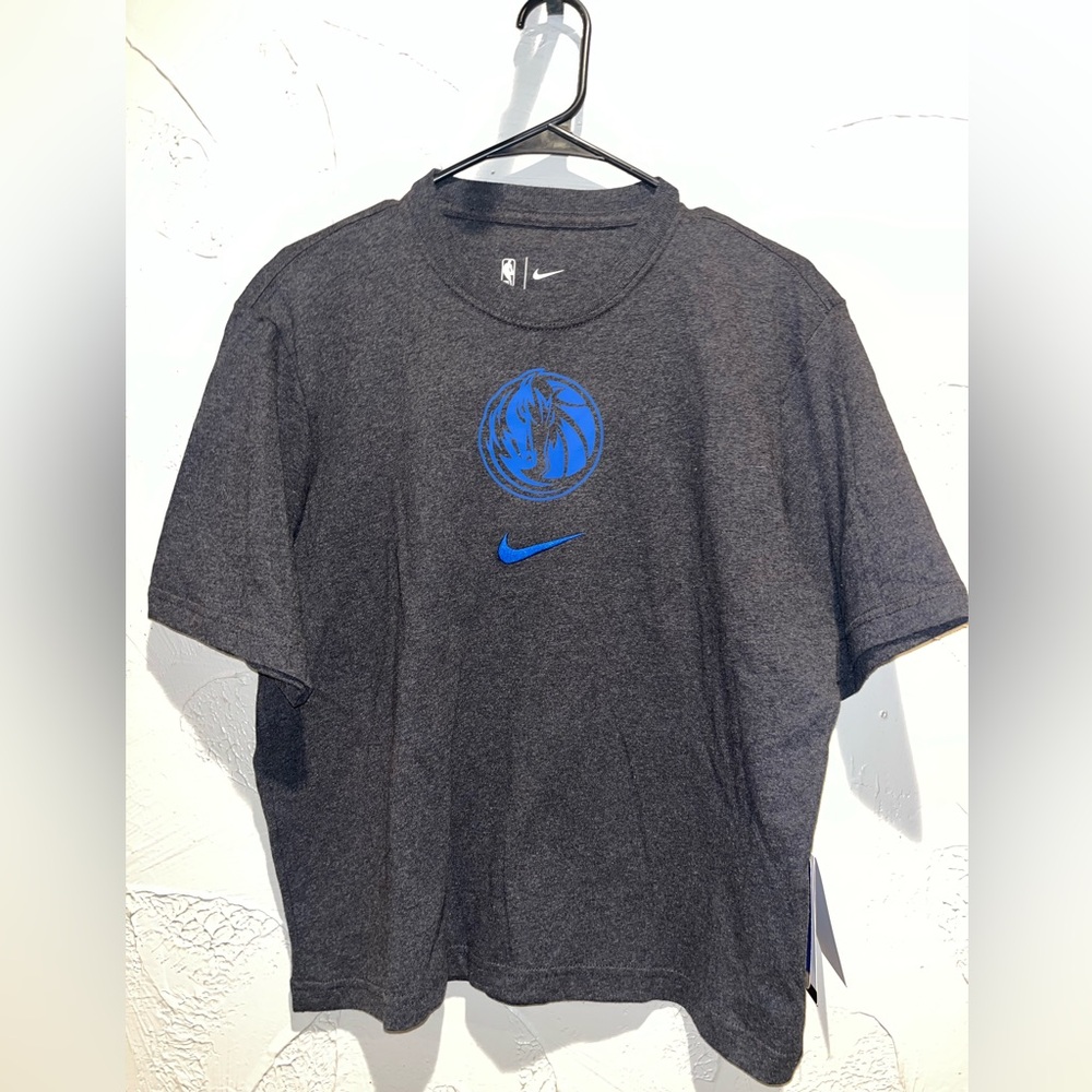 Nike Gray Loose Fit T-Shirt with Blue Dallas Mavericks Logo